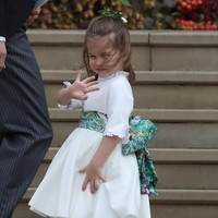 Putri Charlotte yang bertugas sebagai bridesmaid di pernikahan Putri Eugenie dan Jack Brooksbank tampil percaya diri seperti biasanya. Ia melambaikan tangan kepada publik bagai seorang putri sungguhan. Foto: Getty Images