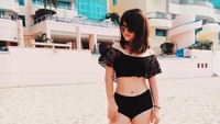 Gadis cantik kembaran Selena ini rupanya suka main ke pantai. Maklum, Meksiko punya banyak pantai yang cantik. (Instagram/@sofisolars)
