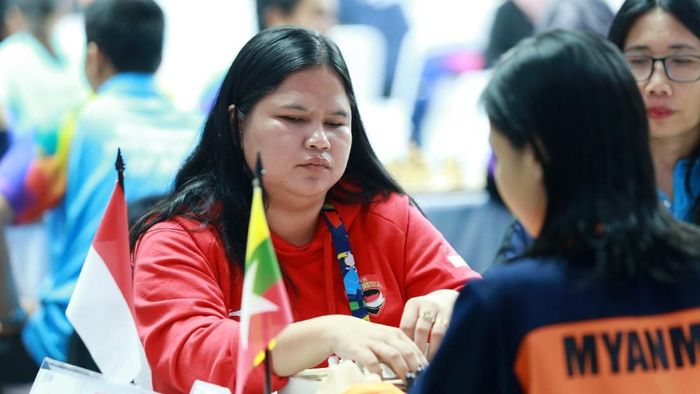 Atlet catur Indonesia, Tati Karhati, saat bertanding di babak penyisihan catur cepat ke lima di ajang Asian Para Games 2018, di Cempaka Putih Sports Hall Jakarta, Jumat (12/10/2018). (Setiyo Sc/INAPGOC) Atlet catur Indonesia, Tati Karhati, saat bertanding di babak penyisihan catur cepat ke lima di ajang Asian Para Games 2018, di Cempaka Putih Sports Hall Jakarta, Jumat (12/10/2018). (Setiyo Sc/INAPGOC)