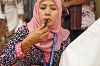 Para Bule IMF-Bank Dunia di Nusa Dua yang Terkesan dengan Batik
