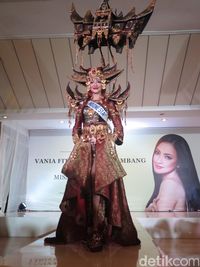 Wakili Indonesia Vania Fitryanti Bawa Rumah Gadang Di Miss