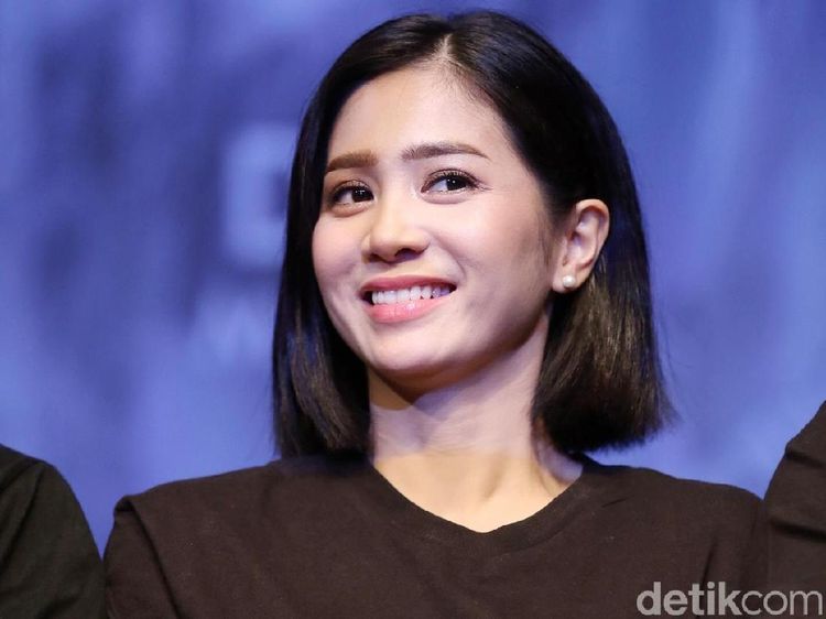 Pesona Bunga Zainal dengan Gaya Rambut Pendeknya