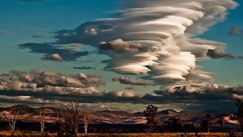 Bentuk awan yang seperti pesawat luar angkasa. (Foto: Brightside)