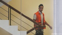 Staf kelurahan Purutrejo Wahyu Tri Hardianto juga menjalani pemeriksaan di KPK. 