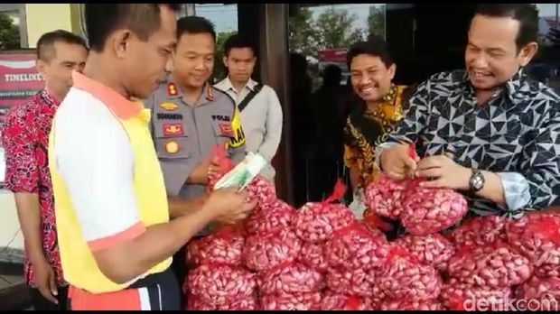 Bantu petani, Polisi borong bawang merah di Brebes