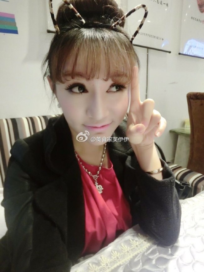 Seperti dilansir dari Bastille Post, Fuyiyi lahir dari keluarga kaya. Ia pun mengikuti tren melakukan operasi plastik sejak di sekolah menengah. Namun, kondisi keluarganya berubah menjadi butuk dan ia harus pergi ke klub malam untuk menjadi gadis bar. Foto: dok. Weibo