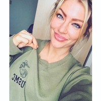 Aku menjalani dua pekerjaan untuk bisa kuliah dan manajerku di toko busana lulus kuliah dari jurusan hukum. Dan aku pikir, ketika itu sedang resesi, dan aku berpikir jika dia lulusan hukum bekerja di toko baju, tidak akan ada pekerjaan untukku ketika aku lulus, kata Shannon dilansir Forbes. Foto: Instagram @shannonihrke