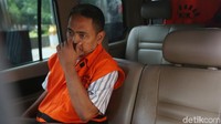 Dwi Fitri Nurcahyo memasuki mobil tahanan usai menjalani pemeriksaan. Dalam kasus ini, KPK telah menetapkan Wali Kota Pasuruan Setiyono, Dwi Fitri Nurcahyo, Wahyu Tri Hardianto, dan Muhamad Baqir sebagai tersangka. 