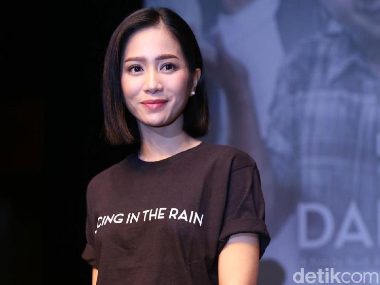 Bunga Zainal Mempesona Berambut Pendek, Ada Jokowi di Art Bali