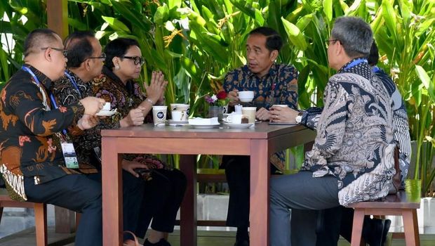 Di Sela Pertemuan IMF-World Bank, Jokowi Ajak Menteri Ngopi