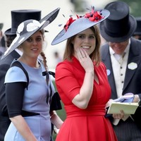 Putri Eugenie dan kakaknya Putri Batrice tidak memiliki pengawalan. Hal ini sempat jadi pembahasan panas antara Pangeran Andrew dan Charles. Pangeran Andrew ingin putri-putrinya dapat pengawalan ketat, namun permintaan tersebut ditolak istana karena hanya menghambur-hamburkan uang.  Foto: dok. Getty Images