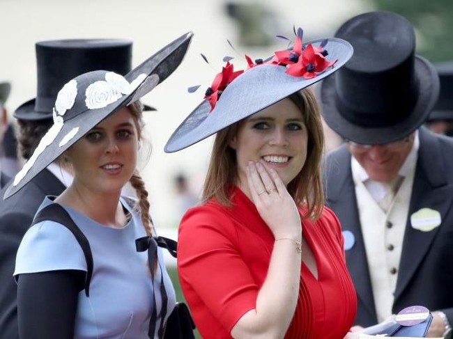 Putri Eugenie dan kakaknya Putri Batrice tidak memiliki pengawalan. Hal ini sempat jadi pembahasan panas antara Pangeran Andrew dan Charles. Pangeran Andrew ingin putri-putrinya dapat pengawalan ketat, namun permintaan tersebut ditolak istana karena hanya menghambur-hamburkan uang.  Foto: dok. Getty Images