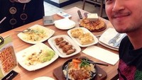 Ngedate sama mama tulis Haydar pada captions fotonya. Menu pilihannya banyak banget nih ada pasta, nasi hingga salad dan chicken wings. Foto: instagram @haydarpratama