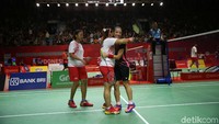 Kedua pasangan berpelukan seusai pertandingan.
