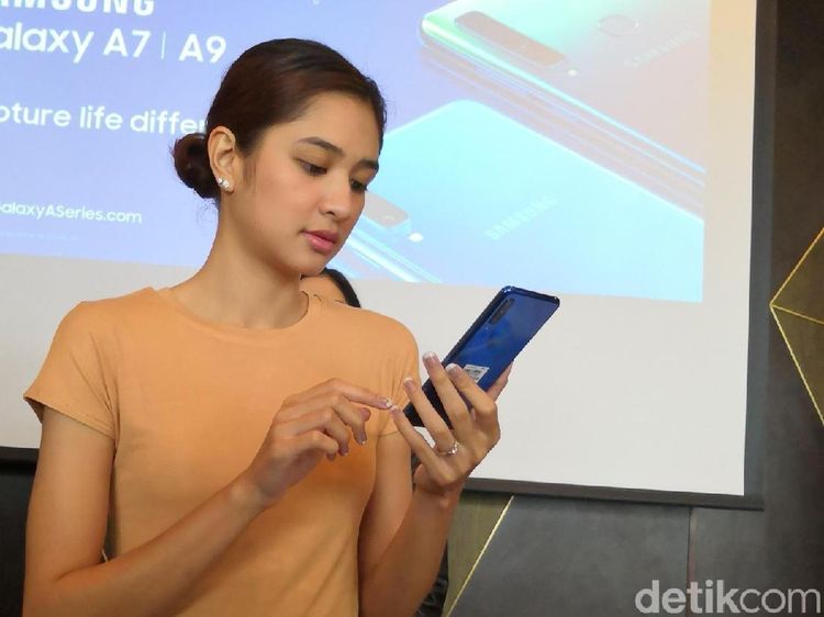 Aksi Si Cantik Mikha Tambayong Jajal Galaxy A7