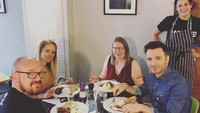 Sarapan bersama dengan rekan dan keluarga, Shane tampil awet muda meski sudah berusia 39 tahun. Foto: Instagram @shanefilanofficial
