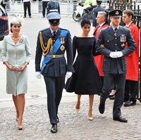 Pada beberapa foto lainnya, ternyata perbedaan gestur tubuh dua pasangan Royal ini memang terlihat berbeda. Ketika William dan Kate berjalan sendiri-sendiri, Harry dan Meghan saling melingarkan kedua lengan mereka saat berjalan. Foto: Getty Images