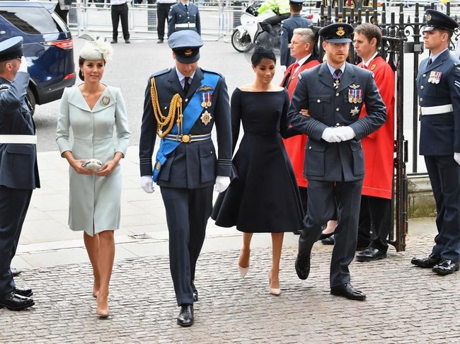 Pada beberapa foto lainnya, ternyata perbedaan gestur tubuh dua pasangan Royal ini memang terlihat berbeda. Ketika William dan Kate berjalan sendiri-sendiri, Harry dan Meghan saling melingarkan kedua lengan mereka saat berjalan. Foto: Getty Images
