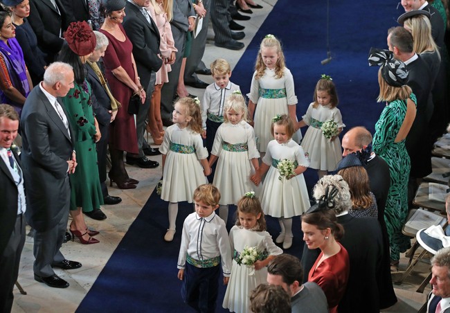 Gaun bridesmaid dan setelan para pageboy dirancang khusus untuk pernikahan Putri Eugenie oleh Amaia Arrieta dari Amaia Kids.  Foto: Dok. Getty Images
