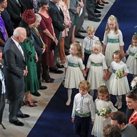 Gaun bridesmaid dan setelan para pageboy dirancang khusus untuk pernikahan Putri Eugenie oleh Amaia Arrieta dari Amaia Kids.  Foto: Dok. Getty Images