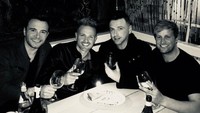 Rayakan ulang tahun sesama member Westlife, Shane tampil di acara makan malam mewah dengan segelas wine dan potongan kue. Foto: Instagram @shanefilanofficial
