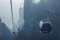 Mengakses bukit batu yang menjuklang dengan cable car (iStock)