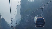 Di Taman Nasional Zhangjiajie juga ada berbagai atraksi wisata menarik. Di atas ketinggian ribuan meter tersebut, traveler bisa melalui jembatan kaca yang ekstrem, naik kereta gantung sampai bermain sepeda (iStock)