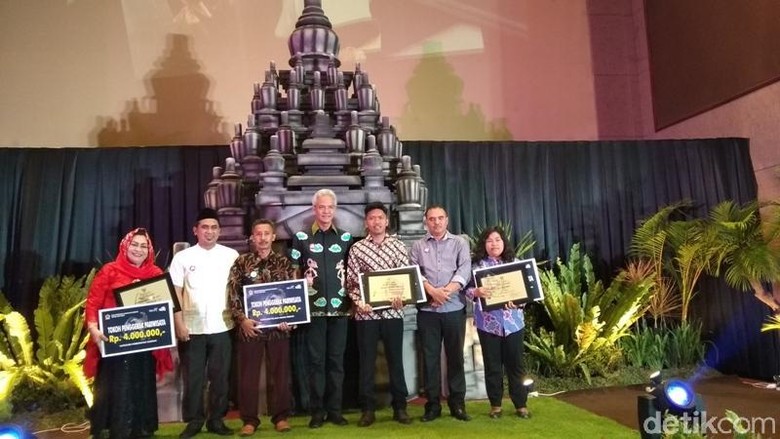 Gubernur Jateng Ganjar Pranowo menyerahkan Abiwara Pariwisata Jateng 2018 (Eko Susanto/detikTravel) Gubernur Jateng Ganjar Pranowo menyerahkan Abiwara Pariwisata Jateng 2018 (Eko Susanto/detikTravel)