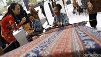 Aksi penenun asal Maumere NTT itu menyita perhatian tamu negara dan delegasi peserta IMF-World Bank di Nusa Dua, Bali.