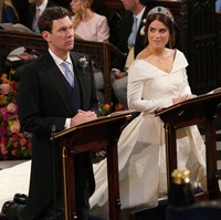 Putri Eugenie resmi menikah dengan pengusaha Inggris Jack Brooksbank pada Jumat (12/10/2018). Di hari pernikahannya, Eugenie tampil maksimal dengan gaun putih menyapu lantai.  Foto: Getty Images