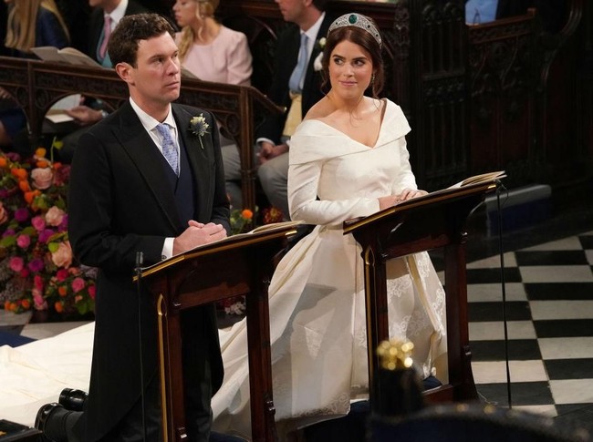 Putri Eugenie resmi menikah dengan pengusaha Inggris Jack Brooksbank pada Jumat (12/10/2018). Di hari pernikahannya, Eugenie tampil maksimal dengan gaun putih menyapu lantai.  Foto: Getty Images
