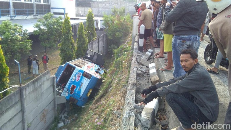 Bus Yogya-Wonosari Terperosok di Bantul, 1 Penumpang Tewas Bus Yogya-Wonosari Terperosok di Bantul, 1 Penumpang Tewas