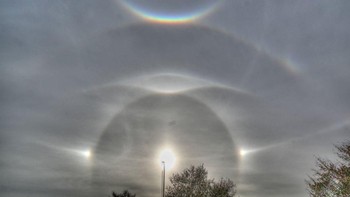 Disebutkan juga jika sun dog terlihat sangat jelas ketika Matahari berada di dekat garis khatulistiwa. Fenomena ini tampak dari Alabama, AS. Foto: Reddit/Kleptocratic
