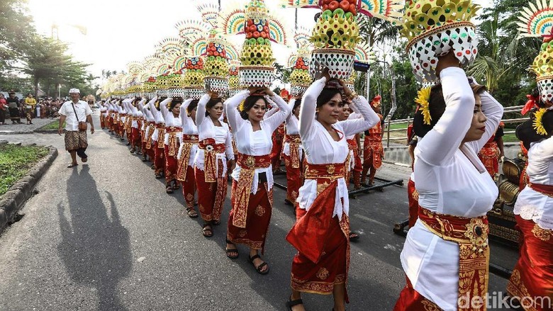 Parade Budaya Bali di Acara IMF-World Bank NUSA DUA,12/10-KARNAVAL BUDAYA BALI.Warga menggunakan pakaian adat mengikuti Parade Budaya Bali untuk memeriahkan perhelatan pertemuan delegasi IMF dan WGB 2018 di Nusa Dua, Bali, Jumat (12/10). Perhelatan IMF dan WGB 2018 diharapkan dapat meningkatkan angka pariwisata di Indonesia. KONTAN/Fransiskus Simbolon/12/10/2018