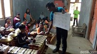 Mereka juga diajari main gamelan. Seru! (Eko/detikTravel)