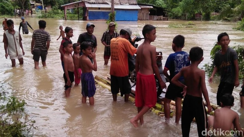 Banjir dan Longsor Landa Sejumlah Wilayah di Sumbar, 6 Orang Tewas Banjir dan Longsor Landa Sejumlah Wilayah di Sumbar, 6 Orang Tewas