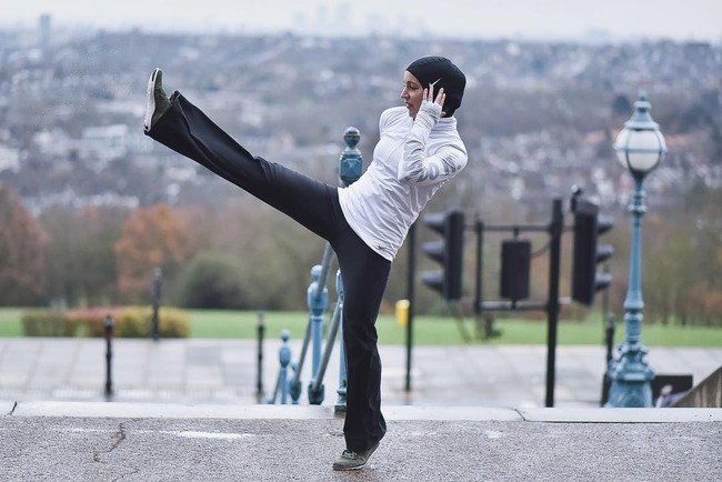 Ia jarang memakai busana bertumpuk, kecuali bagian celana. Agar tetap terlihat sopan ia memakai celana pendek dipadukan dengan legging. Foto: Instagram/hijabi.lifts