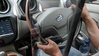 Dian membuat sekat kaca ini karena marak berita soal penodongan yang mengorbankan pengemudi taksi online. Dia tidak ingin penumpangnya yang berniat jahat melancarkan aksinya di mobil Dian. Foto: Sena Achari