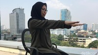 Peregangan kedua disebut dengan W-pose. Duduklah dengan kaki terbuka selebar bahu. Tetap mulai dengan tangan di samping dan rileks, lalu angkat ke depan dengan telapak tangan menghadap ke bawah seperti zombie. (Foto: Frieda Isyana Putri/detikHealth, Model: Annissa Widya Davita)
