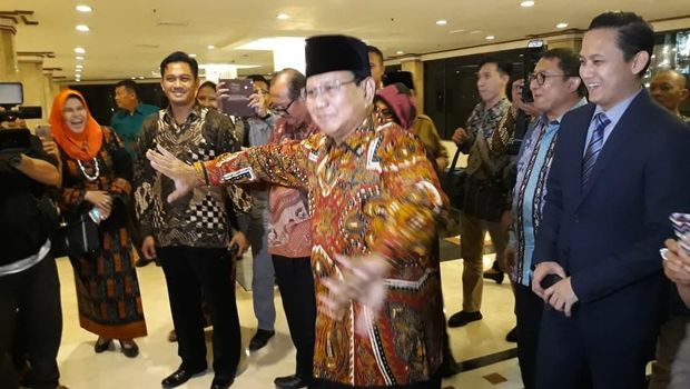 Disambut Tanjidor di Acara PIM, Prabowo Joget