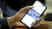 Dalam kesempatan singkat tersebut, suami Kim Kardashian itu juga menunjukan foto pesawat di telepon genggamnya. Oliver Contreras - Pool/Getty Images