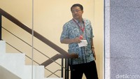 Dalam perkara ini, KPK menetapkan 3 orang tersangka yaitu Eni Maulani Saragih, Idrus Marham dan Johannes B Kotjo. Eni dan Idrus diduga menerima janji uang sebesar USD 1,5 juta dari Kotjo bila proyek PLTU Riau-1 jadi dikerjakan perusahaan Kotjo.