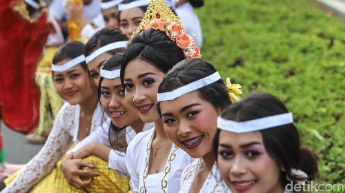 NUSA DUA,12/10-KARNAVAL BUDAYA BALI.Warga menggunakan pakaian adat mengikuti Parade Budaya Bali untuk memeriahkan perhelatan pertemuan delegasi IMF dan WGB 2018 di Nusa Dua, Bali, Jumat (12/10). Perhelatan IMF dan WGB 2018 diharapkan dapat meningkatkan angka pariwisata di Indonesia. KONTAN/Fransiskus Simbolon/12/10/2018