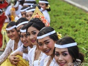 Alasan Umat Hindu Bali Kerap Gunakan Pakaian Adat Warna Putih dan Emas