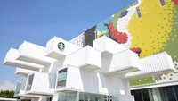 Sebanyak 29 kontainer diubah oleh Kengo Kuma menjadi sebuah gerai Starbucks yang nyaman dan bagus. Foto: Starbucks.com