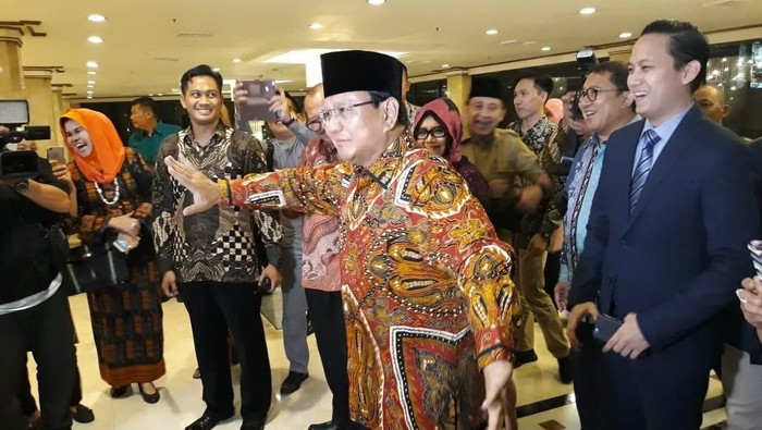 Disambut Tanjidor di Acara PIM, Prabowo Joget