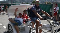 Becak juga dapat ditemui di negara Prancis. Di sejumlah kota seperti Paris dan Nice, becak menjadi pilihan favorit wisatawan untuk berkeliling dan menikmati keindahan kota. Carl Court/Getty Images