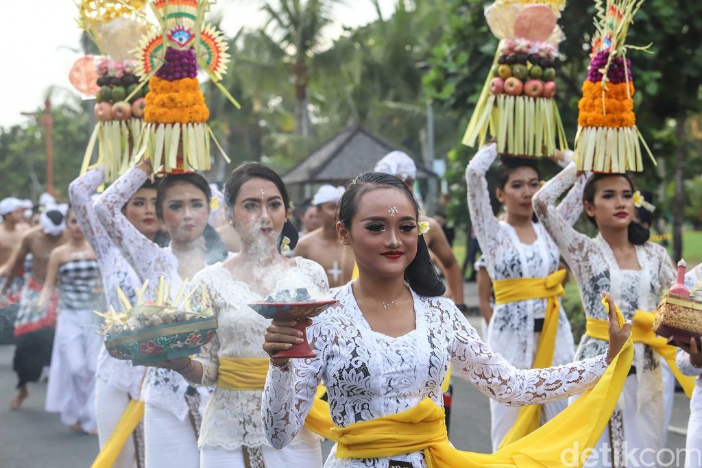 NUSA DUA,12/10-KARNAVAL BUDAYA BALI.Warga menggunakan pakaian adat mengikuti Parade Budaya Bali untuk memeriahkan perhelatan pertemuan delegasi IMF dan WGB 2018 di Nusa Dua, Bali, Jumat (12/10). Perhelatan IMF dan WGB 2018 diharapkan dapat meningkatkan angka pariwisata di Indonesia. KONTAN/Fransiskus Simbolon/12/10/2018