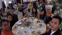 Bersama teman-temannya, Haydar asyik kumpul sambil menikmati makanan. Ini katanya momen reunian. Foto: instagram @haydarpratama