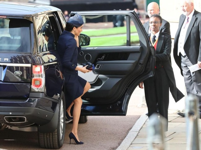 Meghan Markle tiba di pernikahan Putri Eugenie yang berlangsung di Windsor Castle, Windsor, Inggris, Jumat (12/10/2018). Meghan Markle datang bersama Pangeran Harry. (Foto: Getty Images)